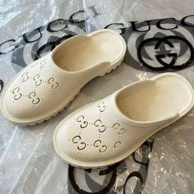 2026 New Summer Stylish Outdoor Non-Slip Wear-Resistant Soft-Soled Men's Home Flat Beach Clogs Wholesale