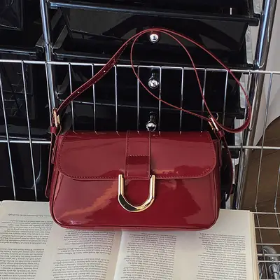 Retro Burgundy Horseshoe Buckle Shoulder Bag