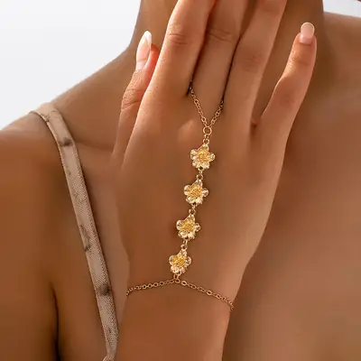 1 Elegant and Fashionable Metal Pleated Flower Finger Chain for Women's Banquet Party Clothing with Stud Flower Finger Chain