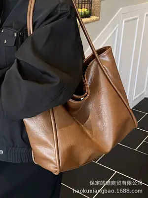 Large Capacity Women's Brown Leather Shoulder Bag