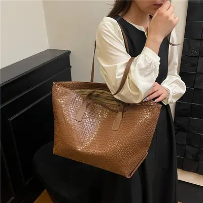 Women's Brown Crocodile Texture Shoulder Bag Large Capacity