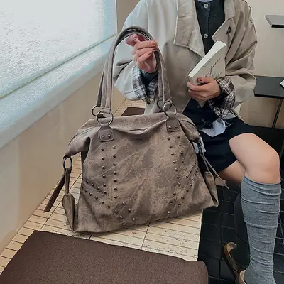 Large Capacity Rivet Handbag Brown Leather