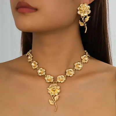 2-Piece Set of Fashionable, Elegant and Exquisite Palace Style Gorgeous Accessible Luxury Rose Flower Pendant Necklace and Earrings Set