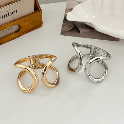 Fashionable and Minimalist Symmetrical Hollow Alloy Bracelet for Women, Open Bangle with Unique Design, Arm Bracelet Jewelry Accessory