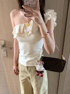 Jianmanni French-Style Lace Ruffle Asymmetrical Neckline Off-Shoulder T-Shirt for Women, Pure and Sexy, Slim Fit, Versatile Top for Summer